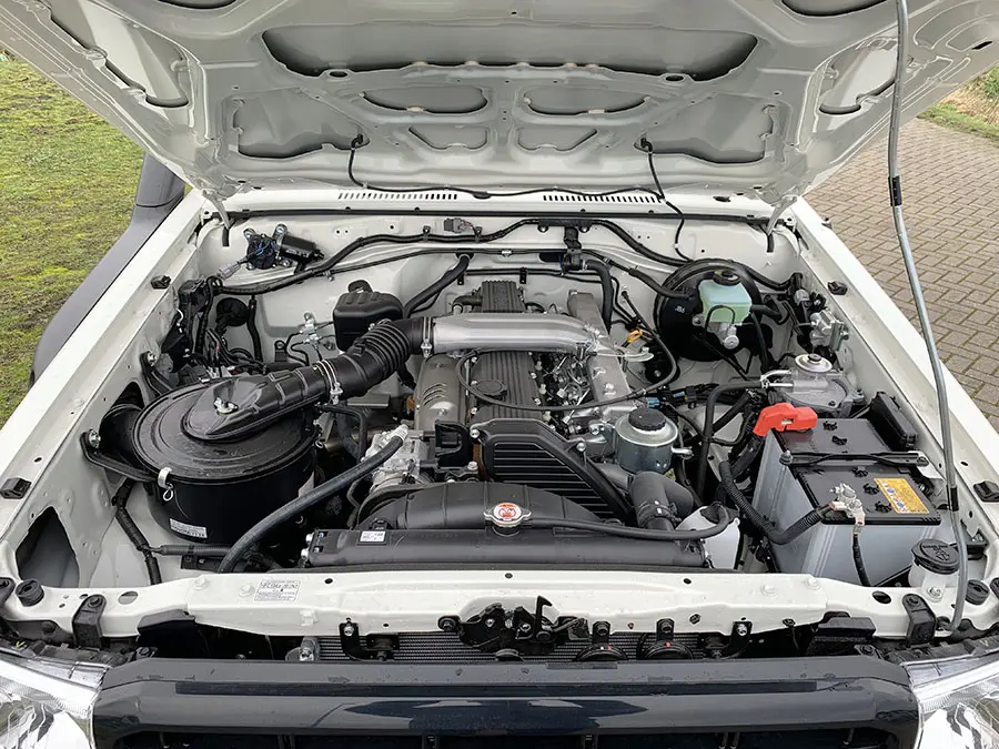 Toyota Land Cruiser HZJ79 4x4 Single Cab Pick-up 10