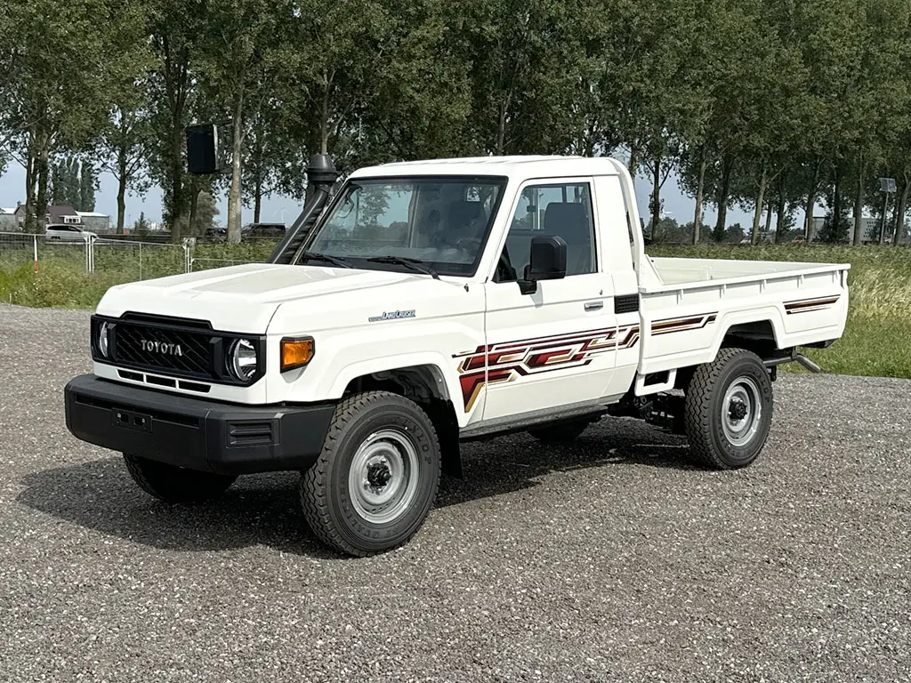 Toyota Land Cruiser HZJ79 4x4 Single Cab Pick-up 1