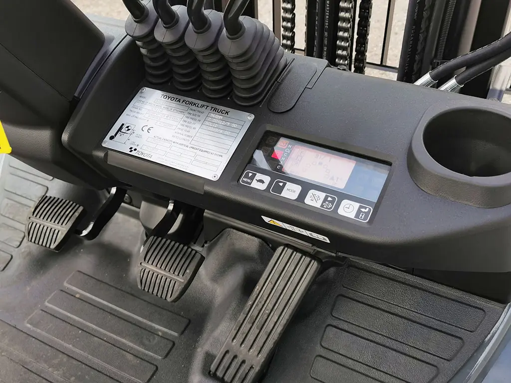 Toyota Tonero 52-8FDF25 4x2 Forklift 10