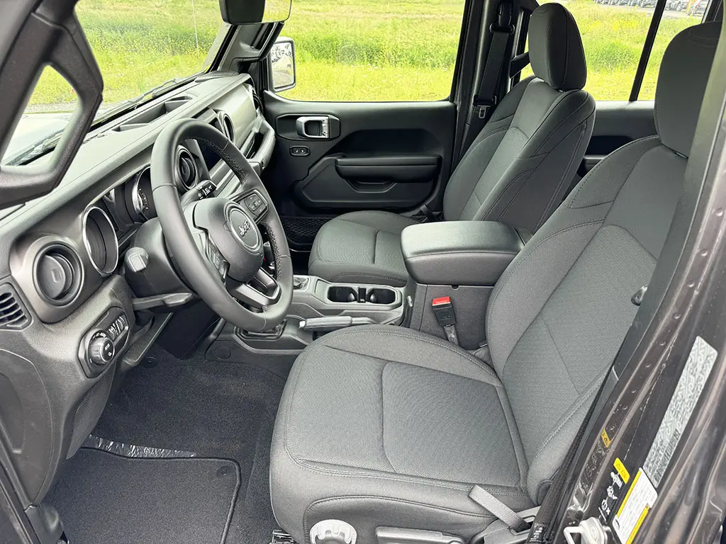 Jeep Gladiator Sport SUV (Véhicule Utilitaire Sport) 4x4 8