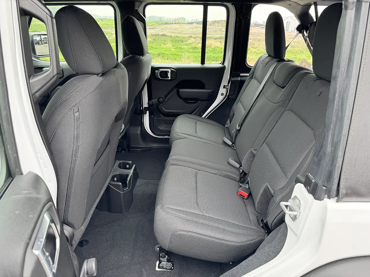 Jeep Wrangler Unlimited 4x4 MPV (Véhicule Utilitaire Multi-usage) 14