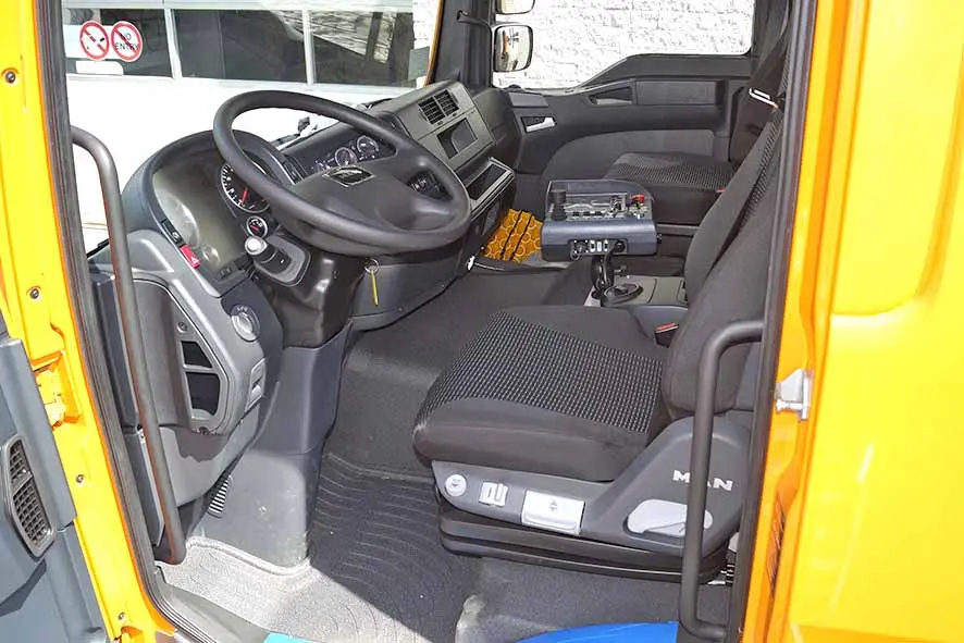 MAN TGM 18.330 BB Sweeper Truck 4x2 3