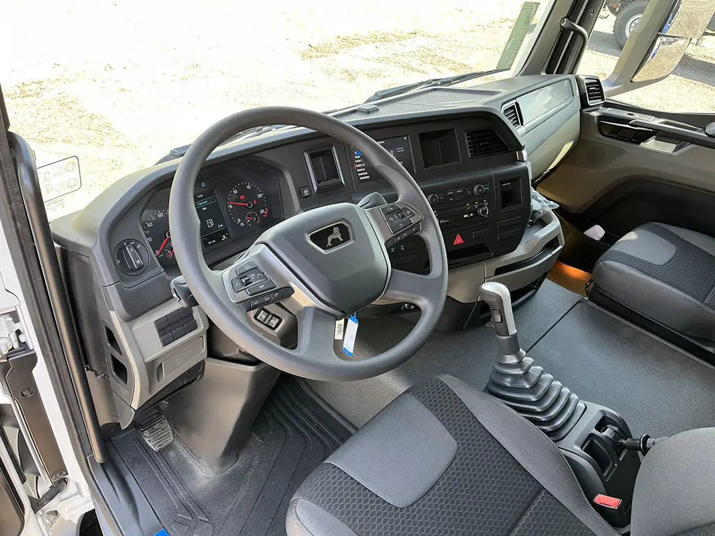 MAN TGS 33.400 BB SA 6x4 Tractor Head with Crane 3