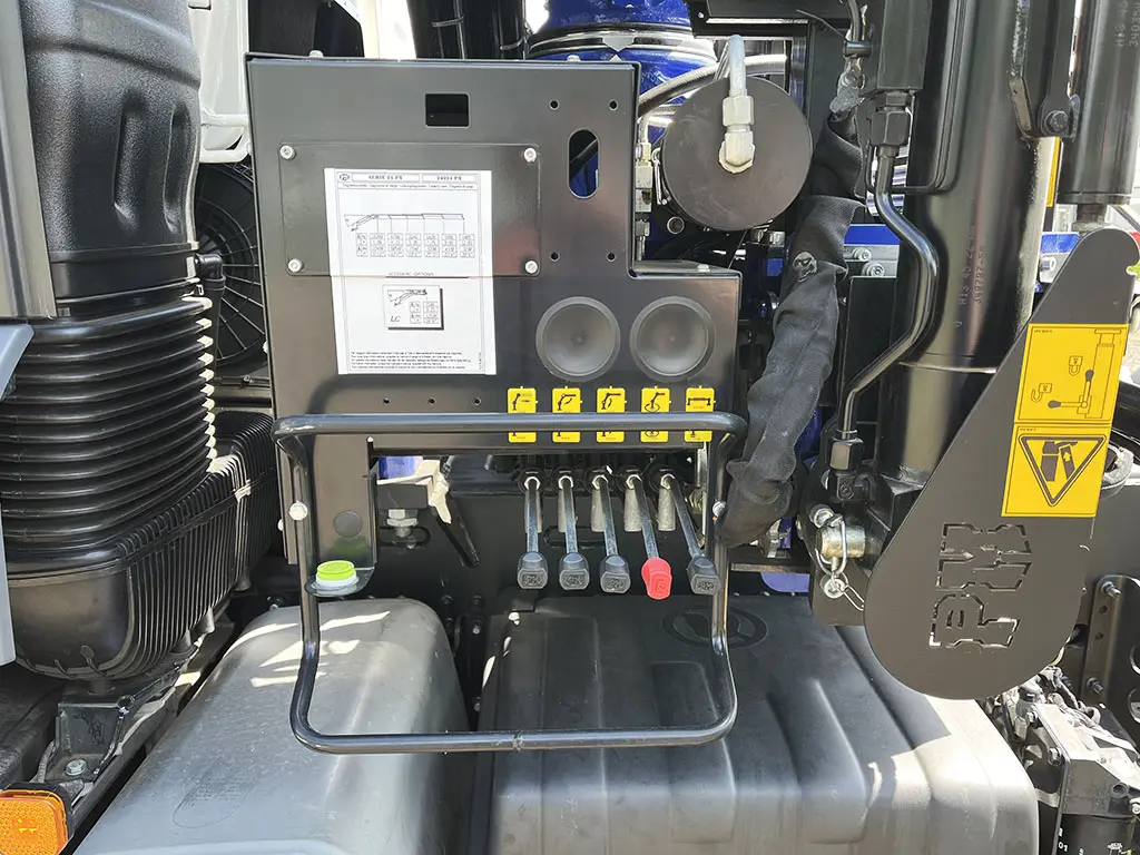 MAN TGS 33.400 BB SA 6x4 Tractor Head with Crane 16