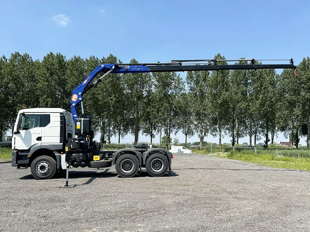 MAN TGS 33.400 BB SA 6x4 Tractor Head with Crane 19