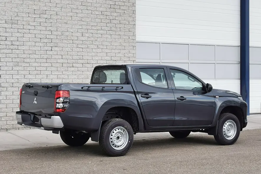 Mitsubishi L200 GL 4x4 Double Cab Pick-up 5