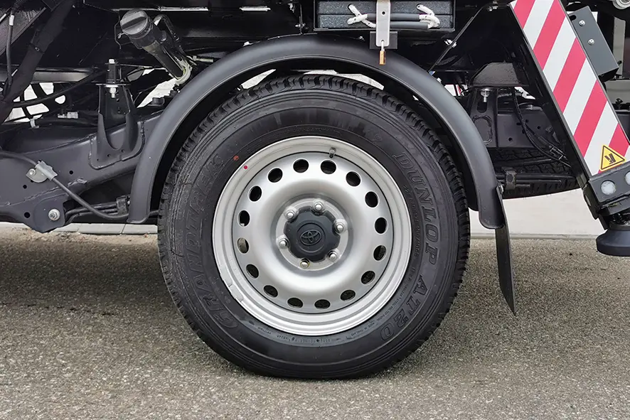 Toyota Hilux 2.4 DLX Aerial Platform 4x4 10
