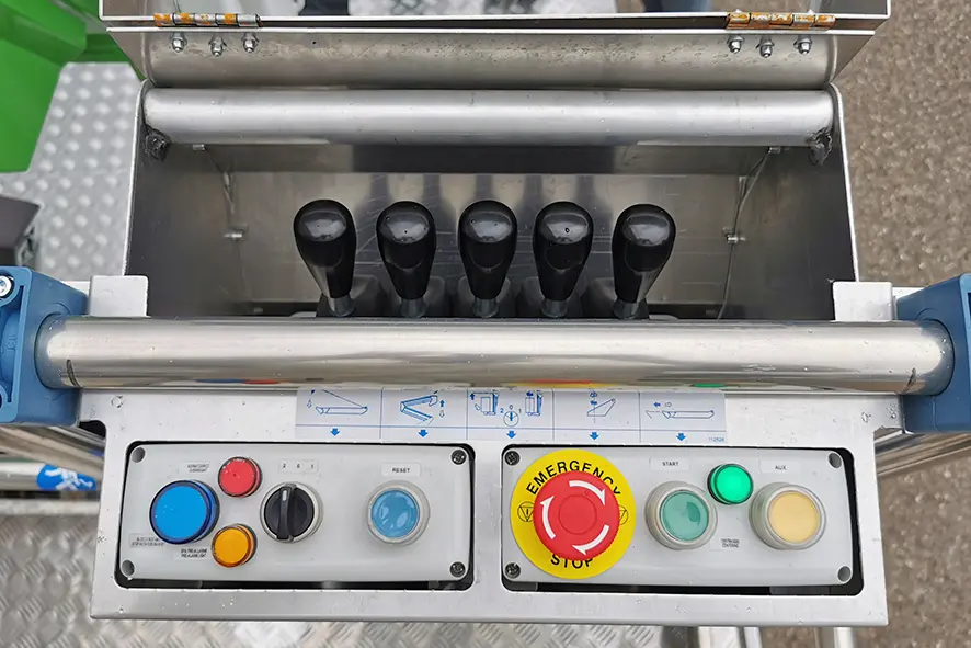 Toyota Hilux 2.4 DLX 4x4 Aerial Platform 16