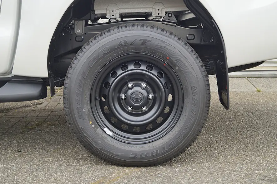 Toyota Hilux 2.4 GL 4x4 Double Cab Pick-up 11