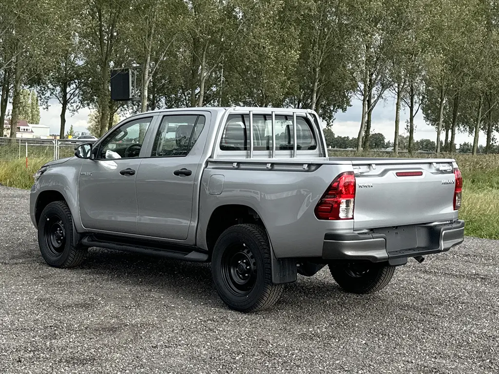 Toyota Hilux 2.4 GL 4x4 Double Cab Pick-up 2