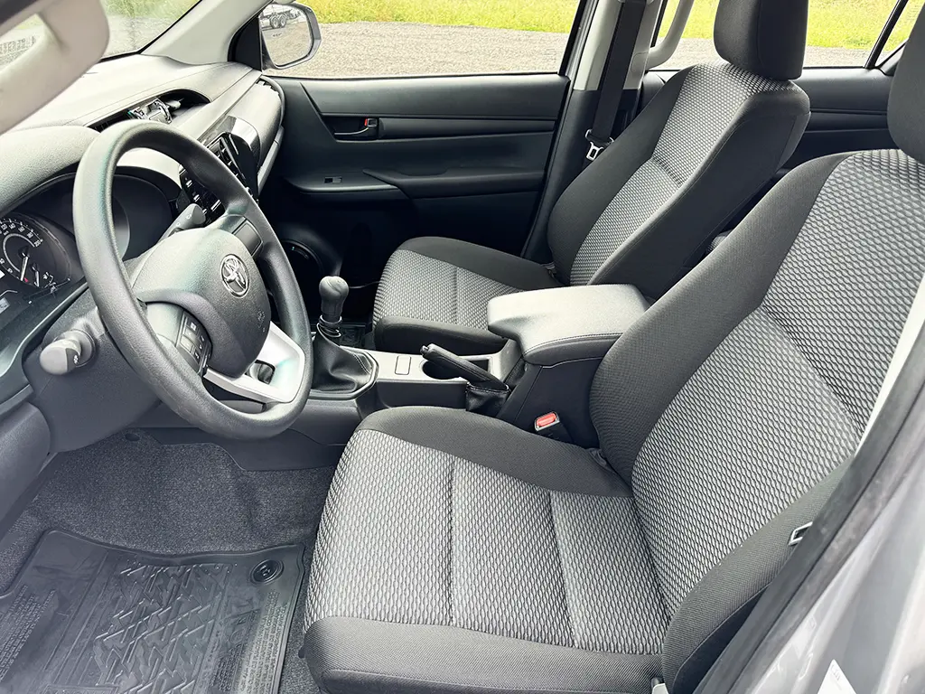 Toyota Hilux 2.4 GL Double Cab Pick-up 4x4 8