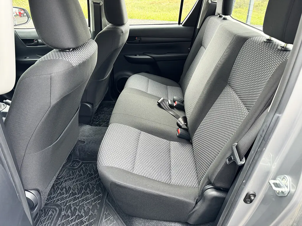 Toyota Hilux 2.4 GL Double Cab Pick-up 4x4 10