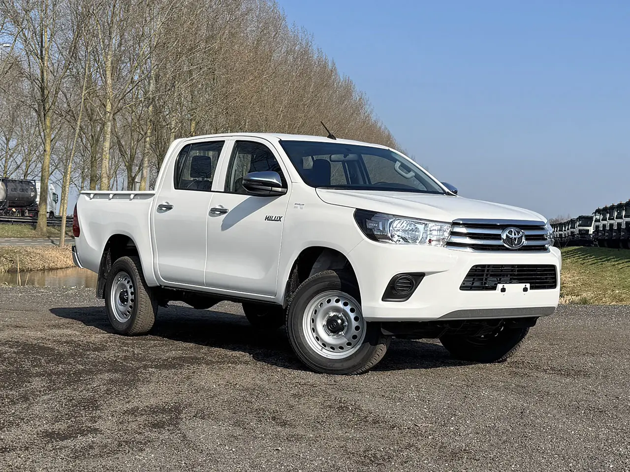 Toyota Hilux DLX 4x4 Double Cab Pick-up 4