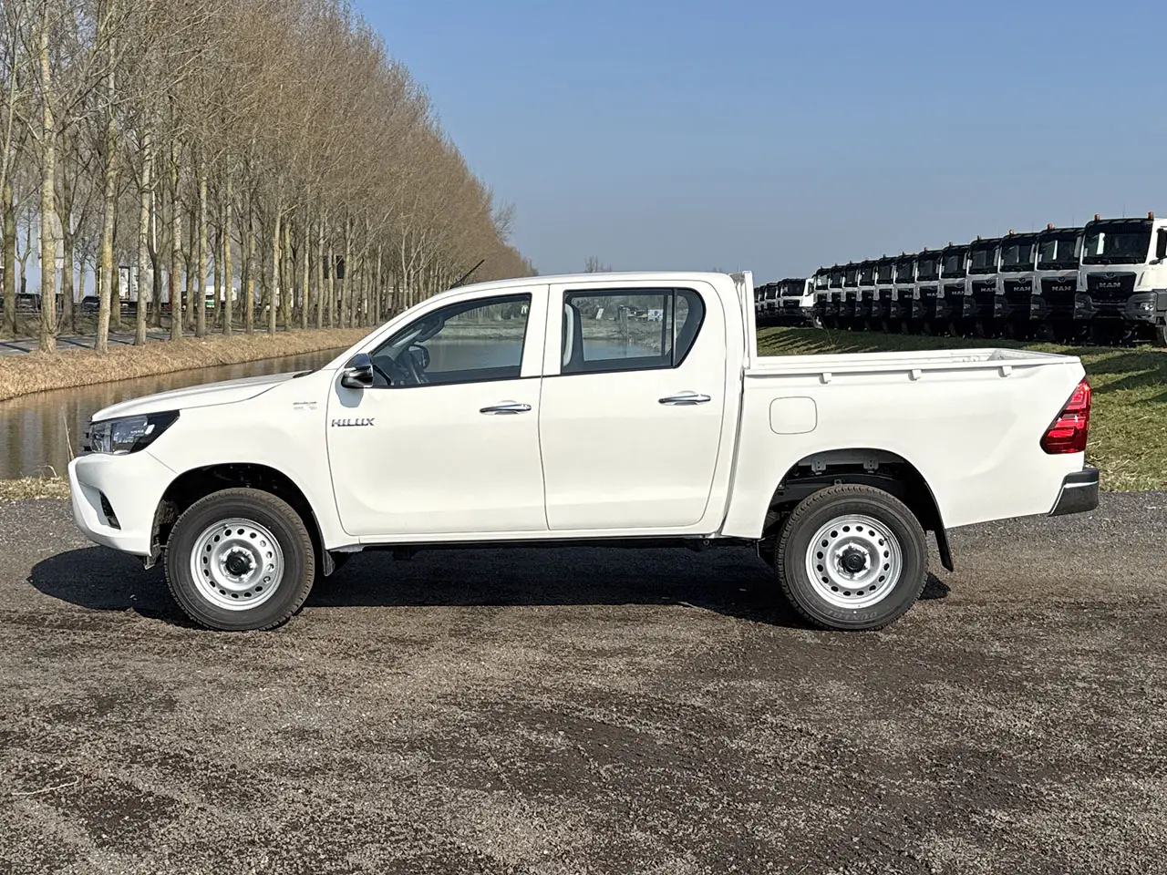 Toyota Hilux DLX 4x4 Double Cab Pick-up 7
