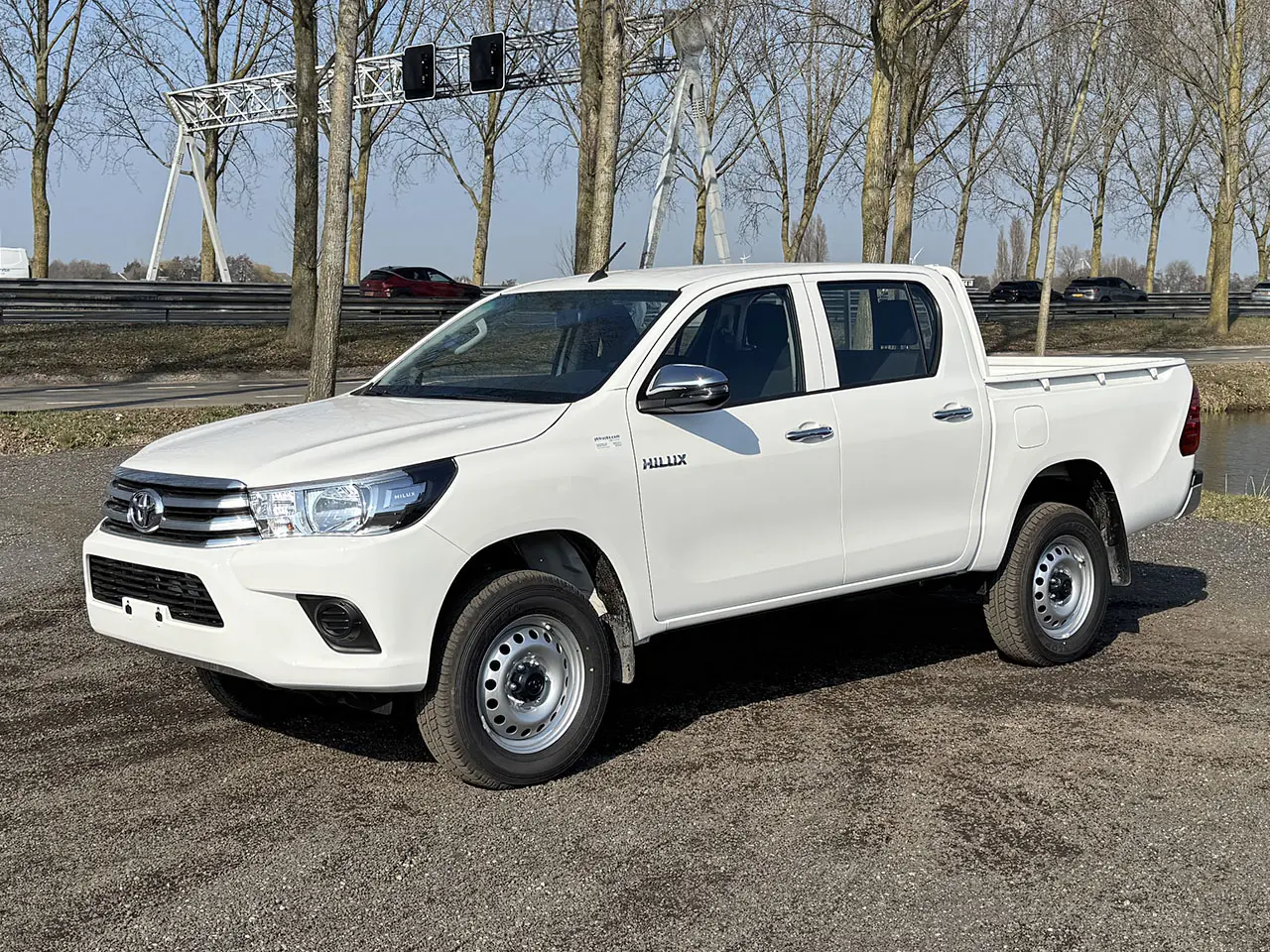 Toyota Hilux DLX 4x4 Double Cab Pick-up 8