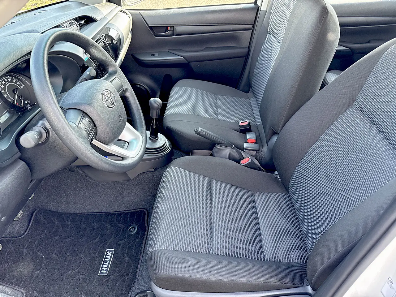 Toyota Hilux DLX 4x4 Double Cab Pick-up 9