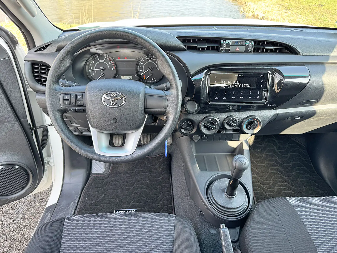 Toyota Hilux DLX 4x4 Double Cab Pick-up 10