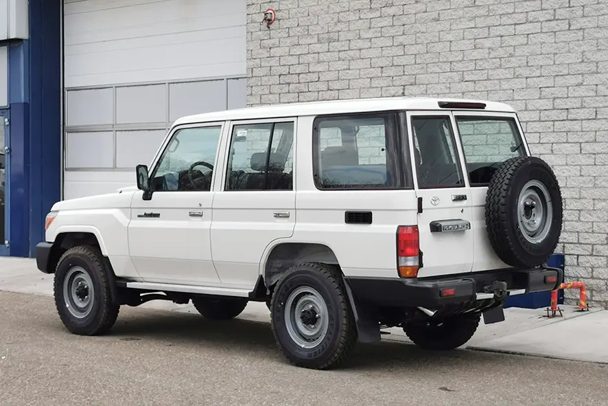Toyota Land Cruiser HZJ76 4x4 Sports Utility Vehicle (SUV) 2