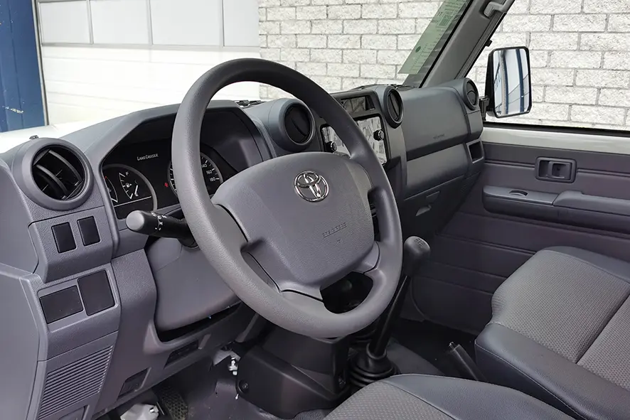 Toyota Land Cruiser HZJ76 4x4 Sports Utility Vehicle (SUV)