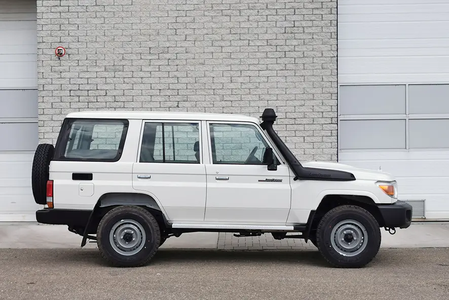 Toyota Land Cruiser HZJ76 4x4 Sports Utility Vehicle (SUV) 6