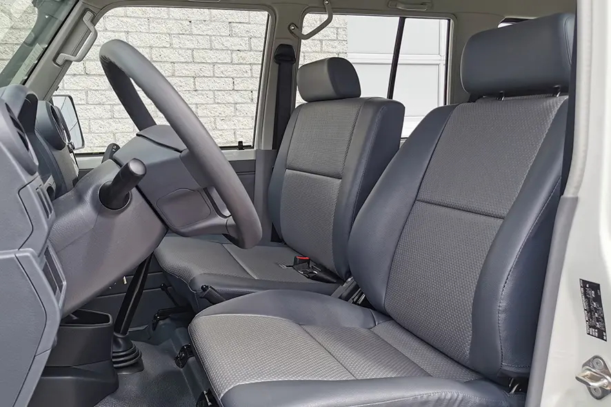 Toyota Land Cruiser HZJ76 4x4 Sports Utility Vehicle (SUV) 9