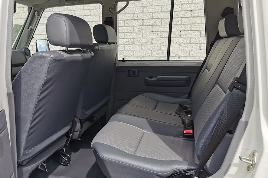 Toyota Land Cruiser HZJ76 4x4 Sports Utility Vehicle (SUV) 10