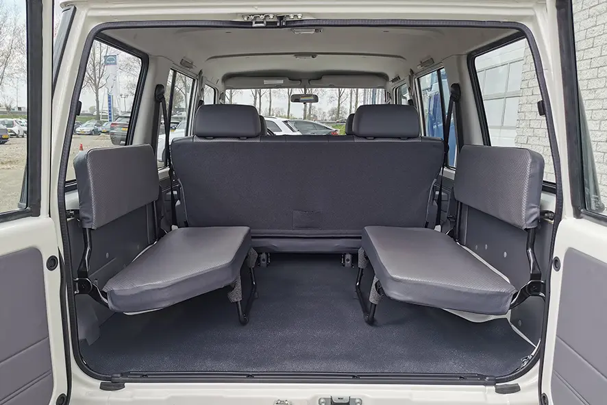 Toyota Land Cruiser HZJ76 4x4 Sports Utility Vehicle (SUV) 12