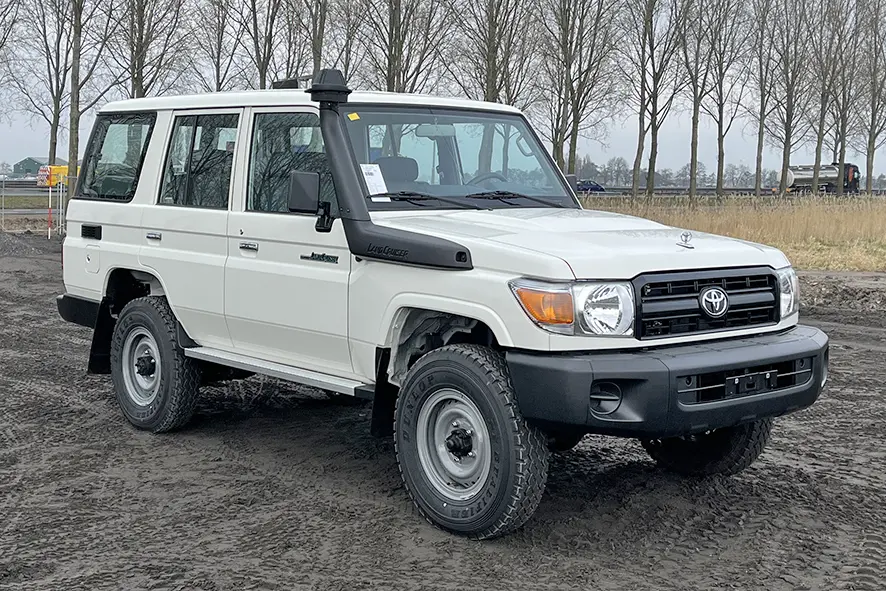 Toyota Land Cruiser HZJ76 4x4 Sports Utility Vehicle (SUV)