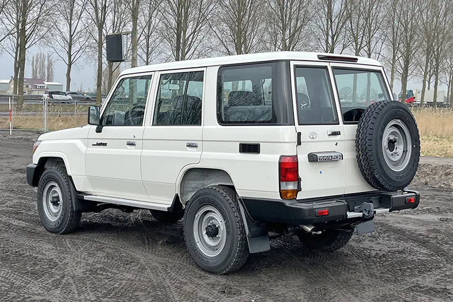 Toyota Land Cruiser HZJ76 4x4 Sports Utility Vehicle (SUV) 2