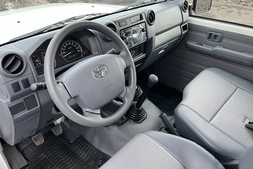 Toyota Land Cruiser HZJ76 Sports Utility Vehicle (SUV) 4x4 3