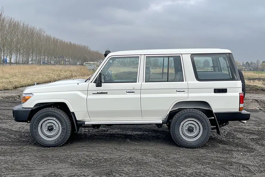 Toyota Land Cruiser HZJ76 4x4 Sports Utility Vehicle (SUV) 4