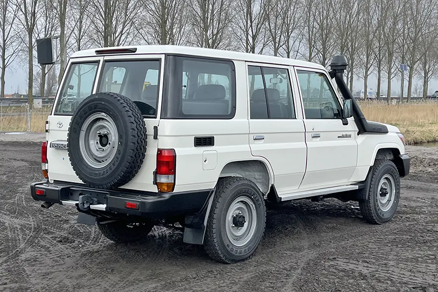 Toyota Land Cruiser HZJ76 Sports Utility Vehicle (SUV) 4x4 5