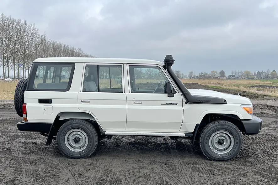Toyota Land Cruiser HZJ76 Sports Utility Vehicle (SUV) 4x4 6
