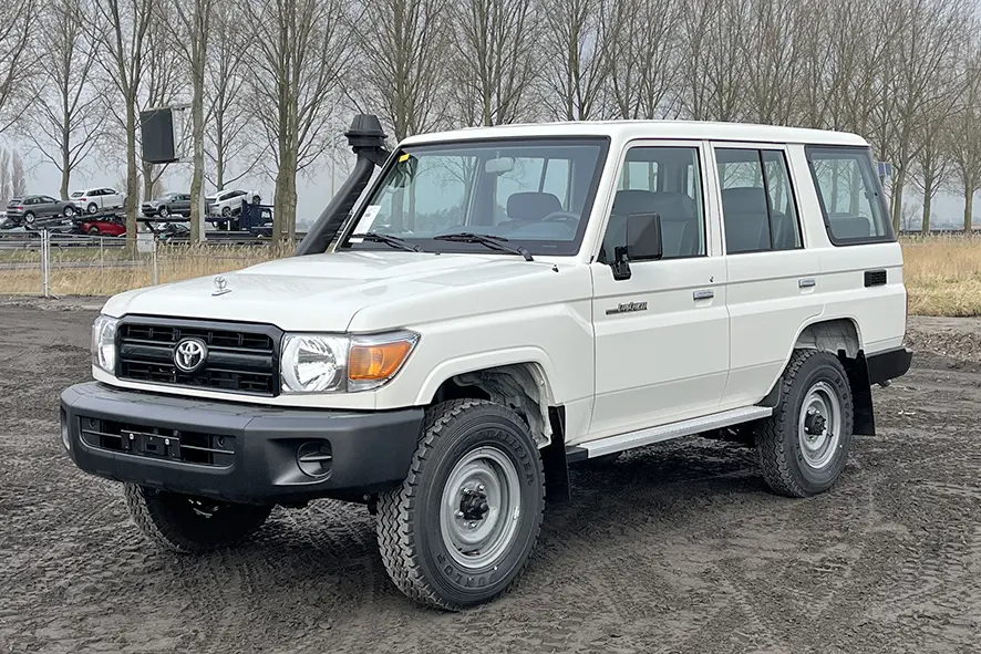 Toyota Land Cruiser HZJ76 Sports Utility Vehicle (SUV) 4x4 7