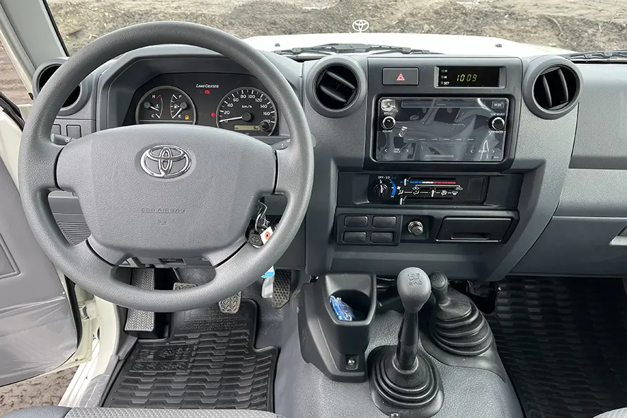 Toyota Land Cruiser HZJ76 4x4 Sports Utility Vehicle (SUV) 8