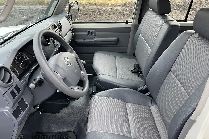 Toyota Land Cruiser HZJ76 4x4 Sports Utility Vehicle (SUV) 9