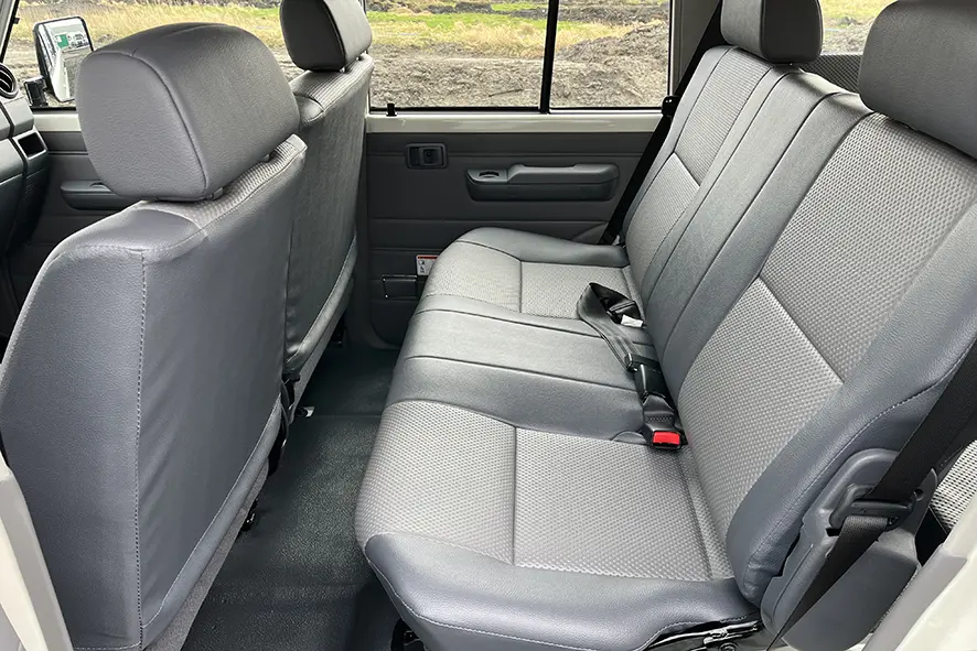 Toyota Land Cruiser HZJ76 4x4 Sports Utility Vehicle (SUV) 10