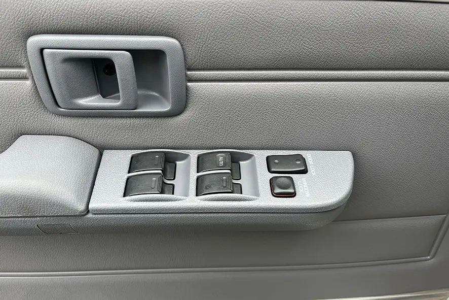 Toyota Land Cruiser HZJ76 4x4 Sports Utility Vehicle (SUV) 11