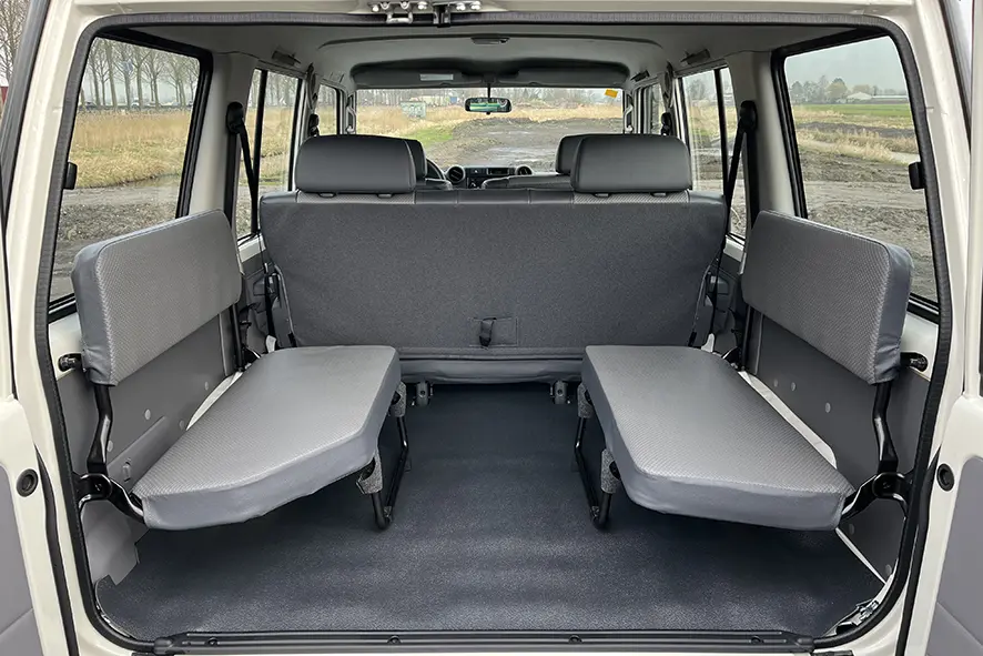 Toyota Land Cruiser HZJ76 4x4 Sports Utility Vehicle (SUV) 12