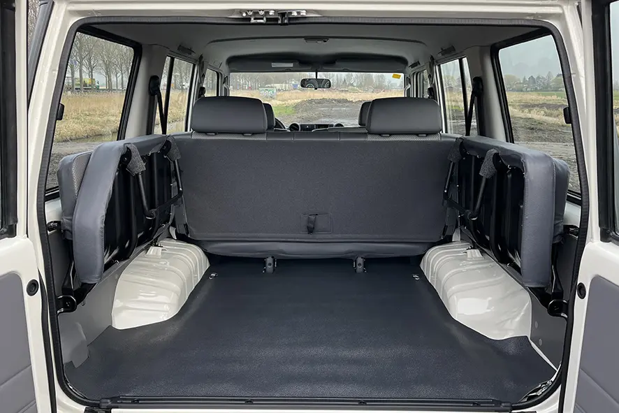 Toyota Land Cruiser HZJ76 4x4 Sports Utility Vehicle (SUV) 13