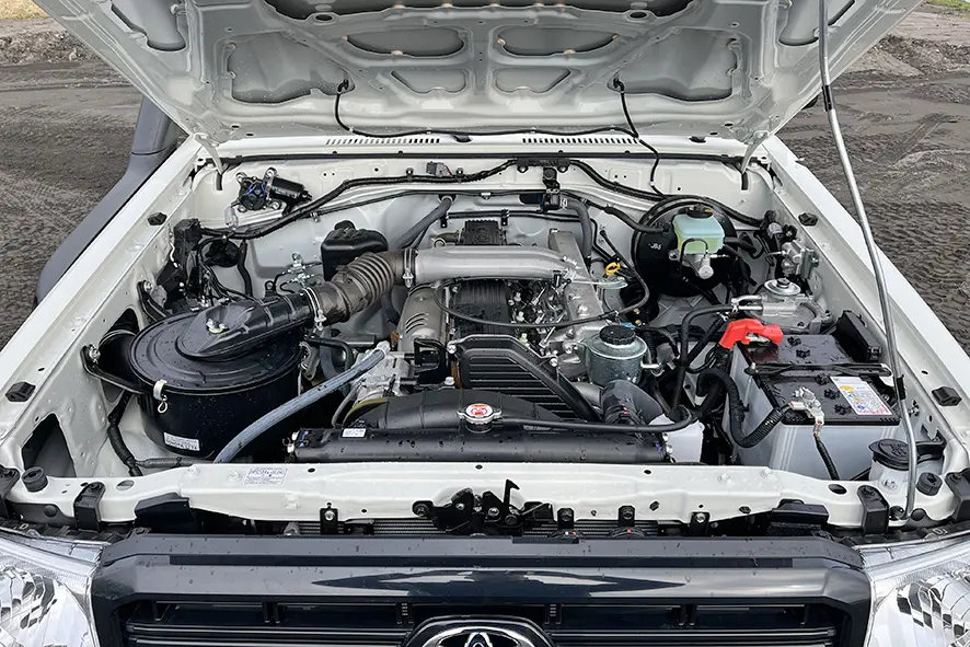 Toyota Land Cruiser HZJ76 4x4 Sports Utility Vehicle (SUV) 14