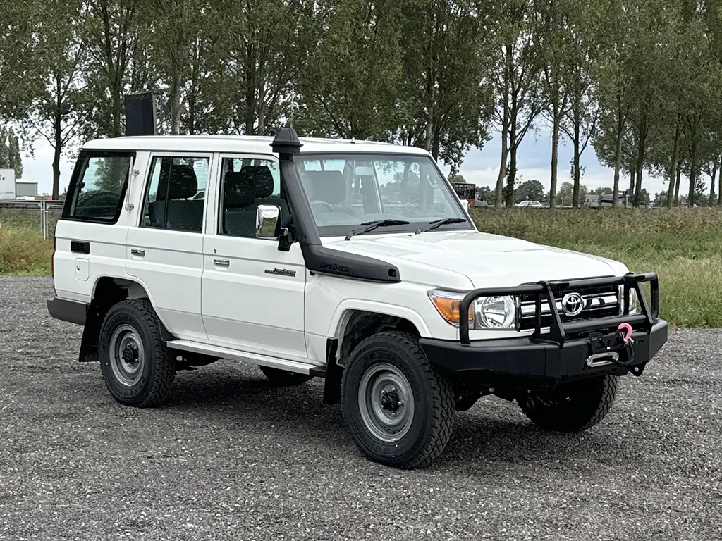Toyota Land Cruiser HZJ76 Sports Utility Vehicle (SUV) 4x4 1