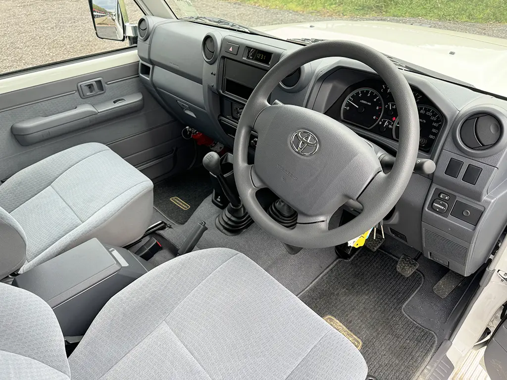 Toyota Land Cruiser HZJ76 4x4 Sports Utility Vehicle (SUV)