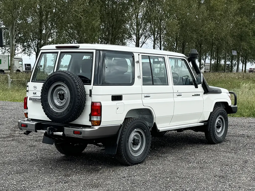 Toyota Land Cruiser HZJ76 4x4 Sports Utility Vehicle (SUV) 5