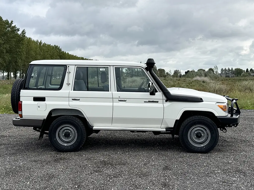 Toyota Land Cruiser HZJ76 Sports Utility Vehicle (SUV) 4x4 6