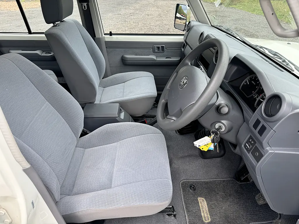 Toyota Land Cruiser HZJ76 4x4 Sports Utility Vehicle (SUV) 8