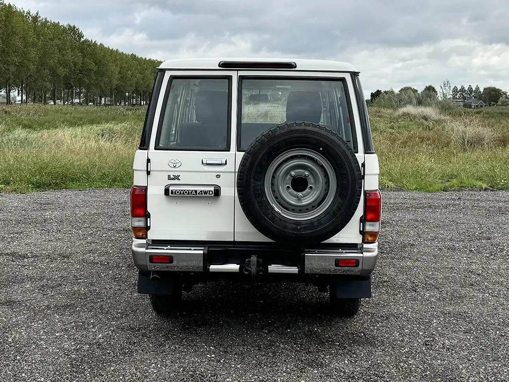 Toyota Land Cruiser HZJ76 4x4 Sports Utility Vehicle (SUV) 11