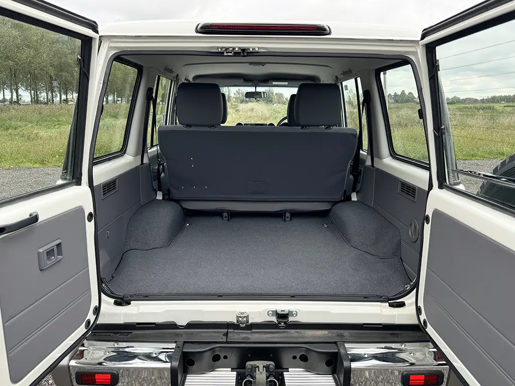 Toyota Land Cruiser HZJ76 4x4 Sports Utility Vehicle (SUV) 12