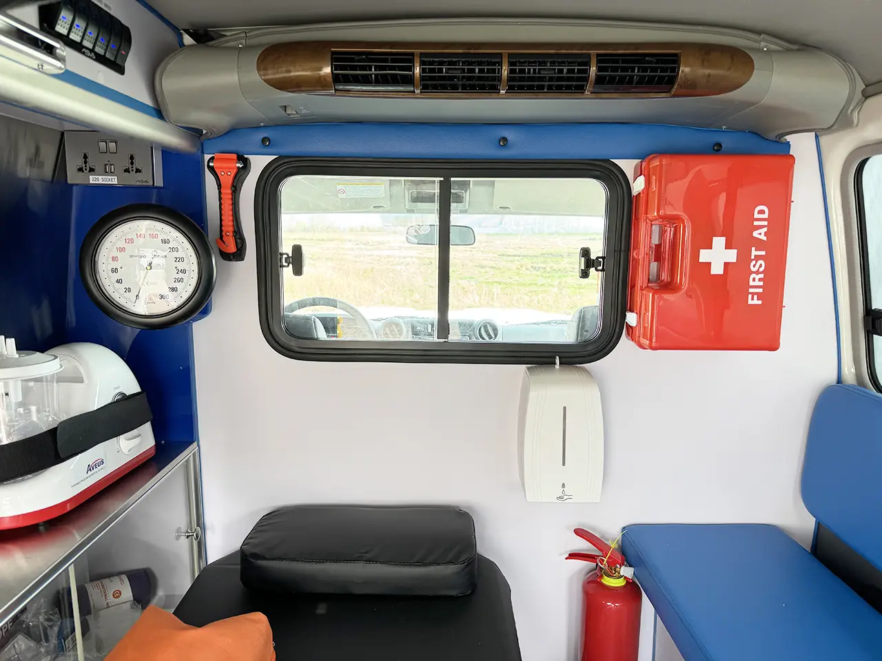 Toyota Land Cruiser HZJ78 4x4 Ambulance 17