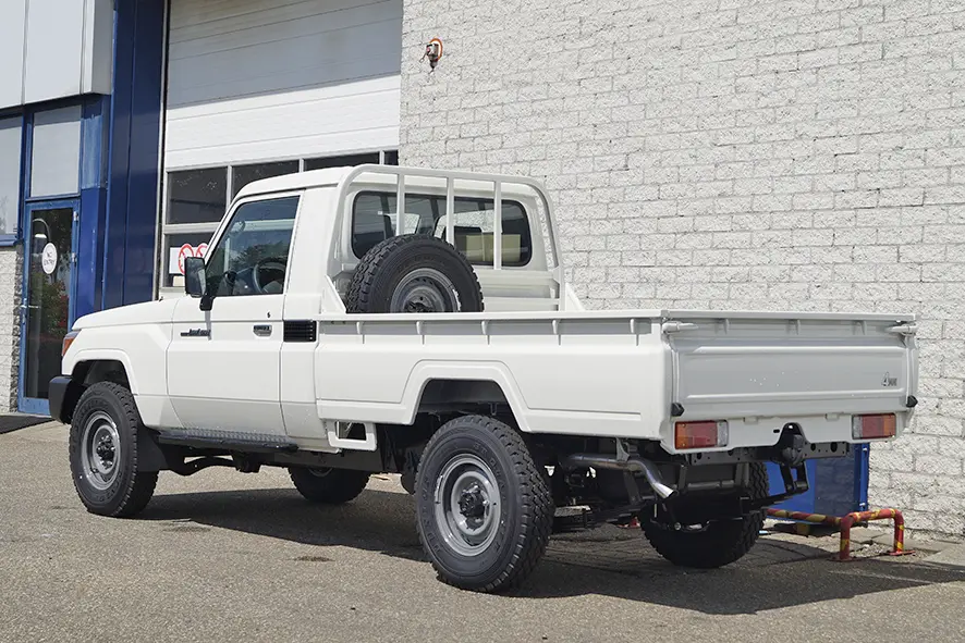 Toyota Land Cruiser HZJ79 4x4 Single Cab Pick-up 2